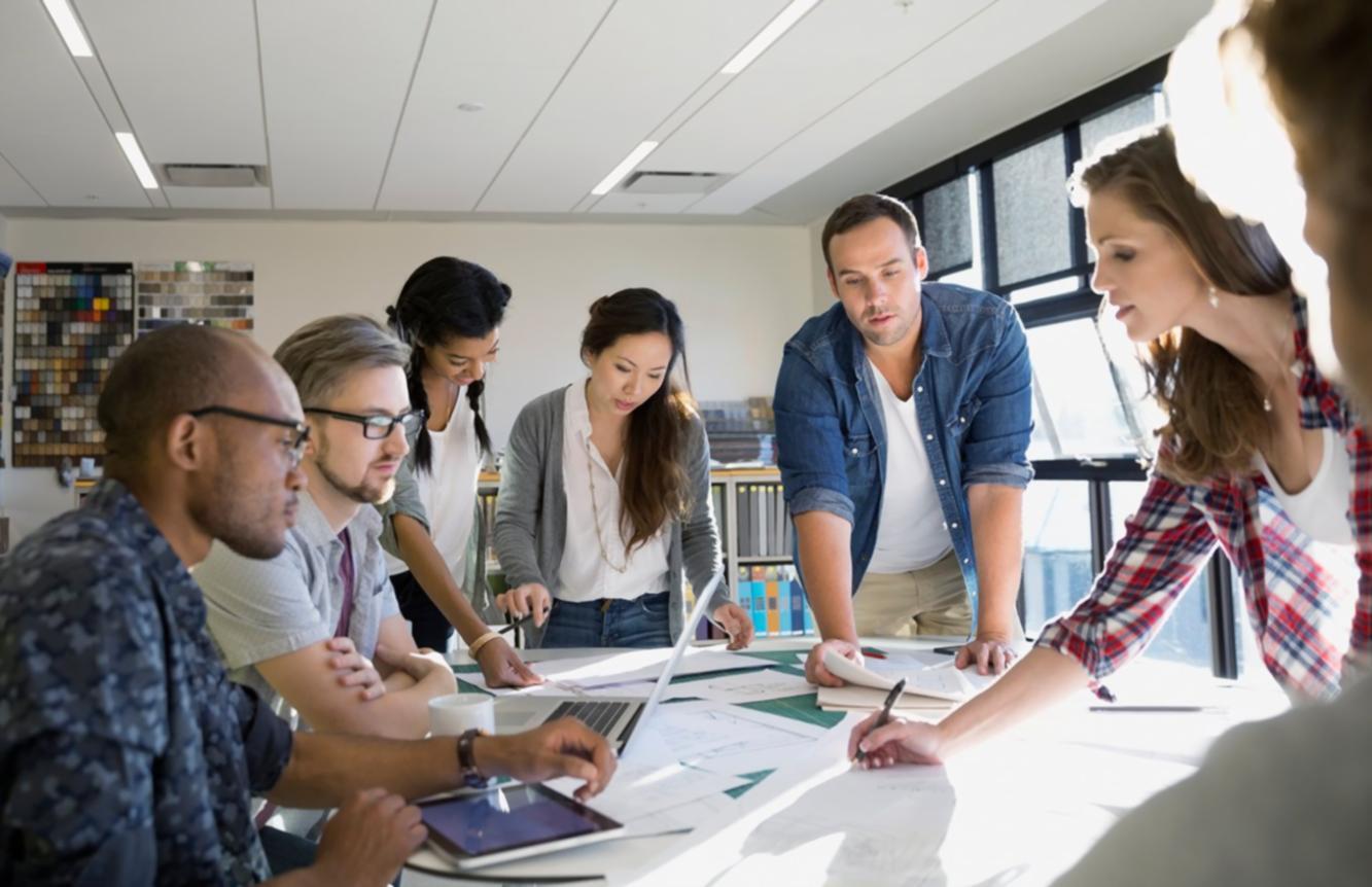 Sesiune de lucru cu clienții analizând performanța bugetară