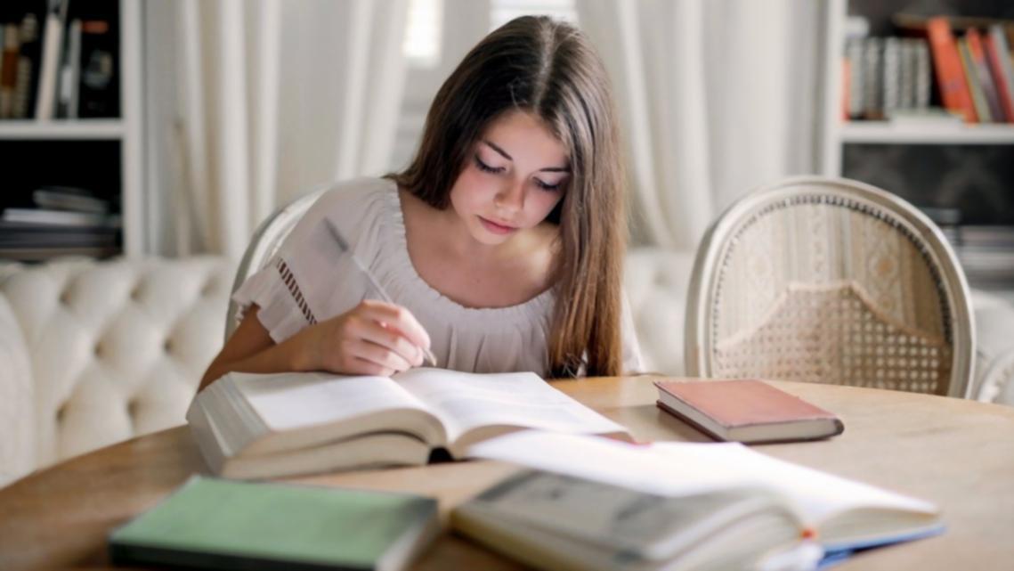 Echipa noastră analizând date financiare și colaborând la strategii bugetare